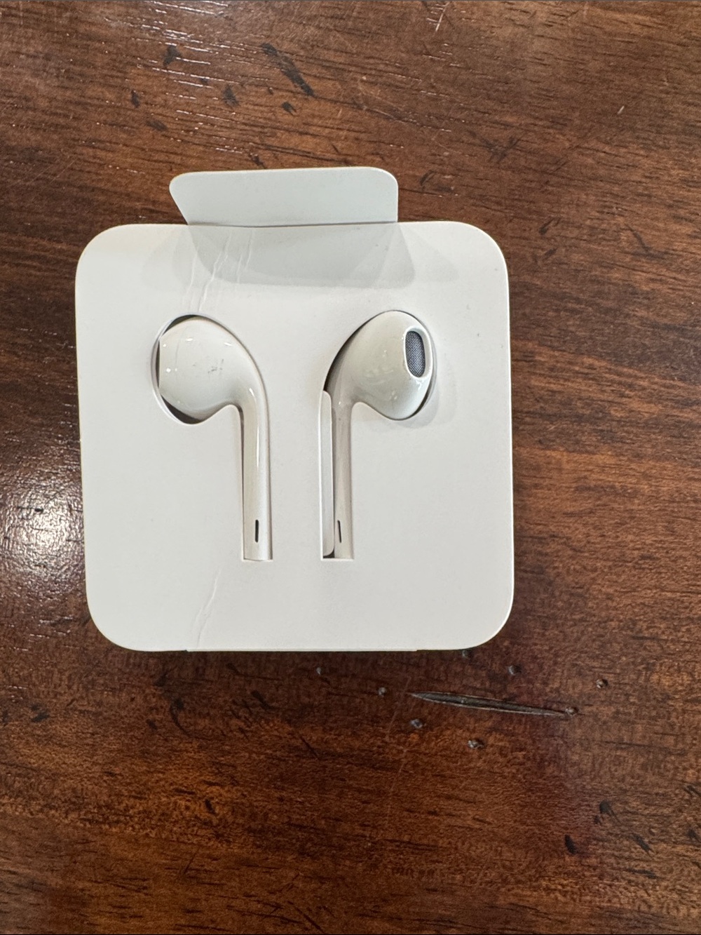Apple White Wired EarPods with Lightning Plug in Retail Tray